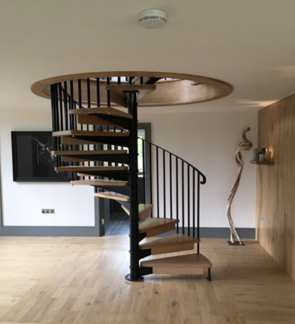 Tangga spiral dengan tangan pegangan logam